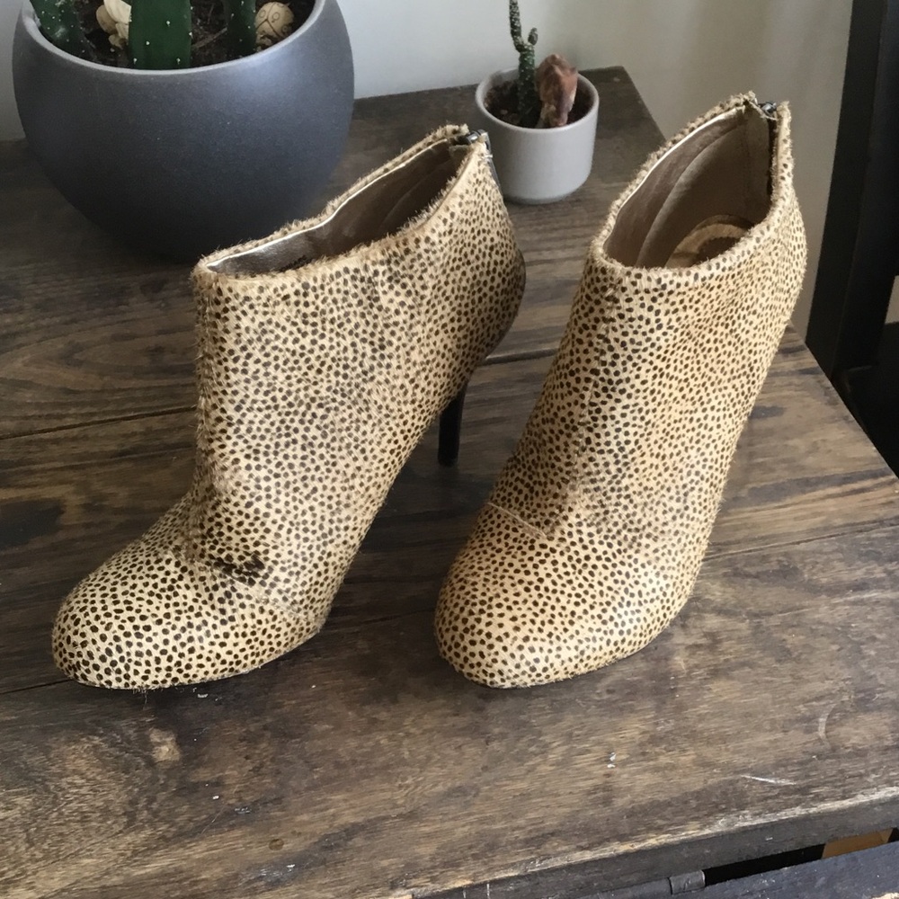 Kenneth Cole Reaction Joni Arc Leather Leopard-Print Ankle Booties in Tan